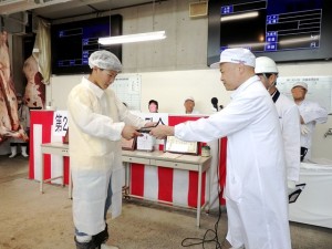 2025年7月11日(金)　神戸肉枝肉共励会　最優秀賞牛出品者の表彰（神戸肉流通推進協議会事務局・田口事務局次長）
