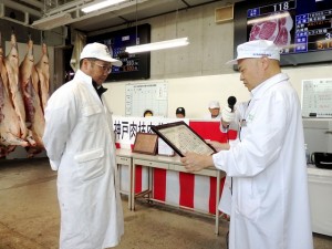 2025年7月11日(金)　神戸肉枝肉共励会　最優秀賞牛購買者の表彰（神戸肉流通推進協議会事務局・田口事務局次長）