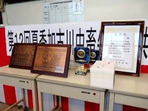 2025年7月25日(金)　夏季加古川中畜牛枝肉共励会　セリ場　入賞牛購買者への楯と感謝状
