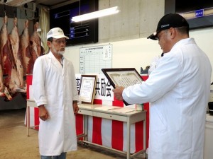 2025年7月25日(金)　夏季加古川中畜牛枝肉共励会　黒毛和種の部 名誉賞牛出品者の表彰（加古川中央畜産荷受㈱・平井社長）