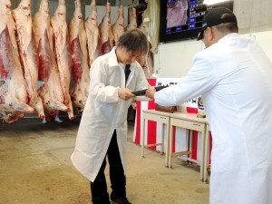 2025年7月25日(金)　夏季加古川中畜牛枝肉共励会　黒毛和種の部 名誉賞牛購買者の表彰（加古川中央畜産荷受㈱・平井社長）
