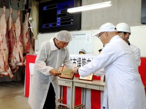 最優秀賞牛出品者の表彰(JAたじま 畜産部・杉岡部長) 2025年8月22日(金) たじま市場管内枝肉共励会 最優秀賞牛出品者の表彰(JAたじま 畜産部・杉岡部長)