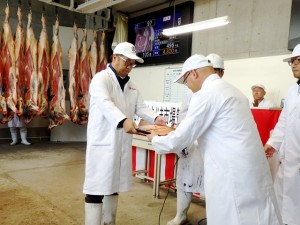 最優秀賞牛購買者の表彰(JAたじま 畜産部・杉岡部長) 2025年8月22日(金) たじま市場管内枝肉共励会 最優秀賞牛購買者の表彰(JAたじま 畜産部・杉岡部長)