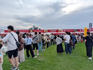 2025年9月13日･14日　JAPAN BEEF FESTIVAL in KAKOGAWA 2025　飲食ブースの行列