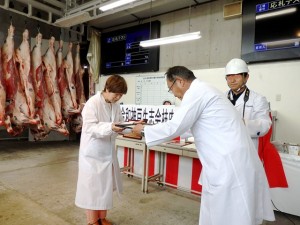 最優秀賞牛出品者の表彰(令和神戸牛志会・竹内会長) 2025年9月12日(金) 令和神戸牛志会枝肉共励会 最優秀賞牛出品者の表彰(令和神戸牛志会・竹内会長)
