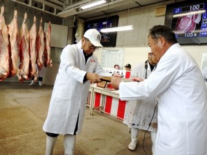 最優秀賞牛購買者の表彰(令和神戸牛志会・竹内会長) 2025年9月12日(金) 令和神戸牛志会枝肉共励会 最優秀賞牛購買者の表彰(令和神戸牛志会・竹内会長)