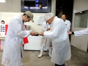 黒毛和種の部・最優秀賞牛出品者の表彰(加古川食肉産業協同組合・平井理事長) 2025年10月3日(金) 加古川食肉産業協同組合牛枝肉共励会 黒毛和種の部・最優秀賞牛出品者の表彰(加古川食肉産業協同組合・平井理事長)
