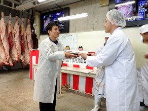 黒毛和種の部・最優秀賞牛購買者の表彰(加古川食肉産業協同組合・中尾副理事長) 2025年10月3日(金) 加古川食肉産業協同組合牛枝肉共励会 黒毛和種の部・最優秀賞牛購買者の表彰(加古川食肉産業協同組合・中尾副理事長)