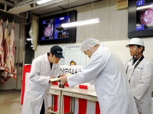 交雑種の部・最優秀賞牛購買者の表彰(加古川食肉産業協同組合・中尾副理事長) 2025年10月3日(金) 加古川食肉産業協同組合牛枝肉共励会 交雑種の部・最優秀賞牛購買者の表彰(加古川食肉産業協同組合・中尾副理事長)