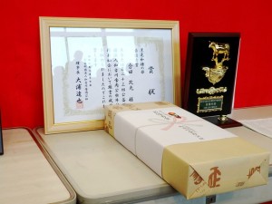 2025年10月17日金)　公益財団法人加古川食肉公社牛枝肉共励会　セリ場　入賞牛出品者への賞状と楯と記念品