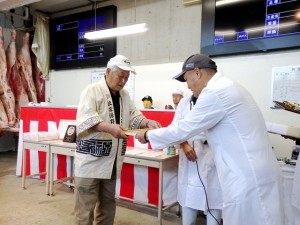 2025年10月17日金)　公益財団法人加古川食肉公社牛枝肉共励会　黒毛和種の部 最優秀賞牛出品者の表彰（加古川食肉公社・大浦理事長）