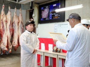 2025年10月17日金)　公益財団法人加古川食肉公社牛枝肉共励会　黒毛和種の部 最優秀賞牛購買者の表彰（加古川食肉公社・大浦理事長）