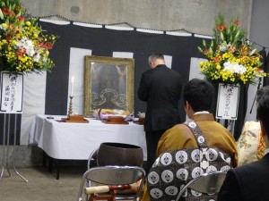 2025年10月18日(土)　加古川食肉センター畜魂祭　焼香　加古川食肉産業協同組合・平井理事長