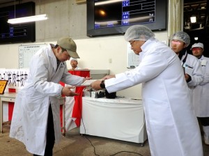 2025年11月7日(金)　JA全農ミートフーズ(株)肉牛枝肉共励会　セリ前　最優秀賞牛出品者の表彰（JA全農ミートフーズ㈱西日本営業本部常務取締役・武井本部長）