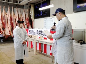 2025年11月21日(金)　加古川和牛枝肉共励会　最優秀賞牛出品者の表彰（加古川和牛流通推進協議会（JA兵庫南特産販売課）・藤原課長）