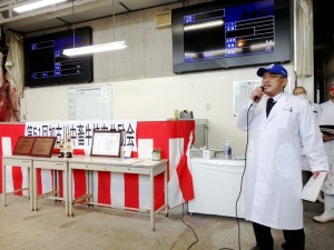 2025年11月28日(金)　加古川中畜牛枝肉共励会　セリ前　加古川中央畜産荷受株式会社・平井社長あいさつ