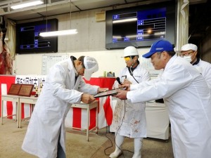 2025年11月28日(金)　加古川中畜牛枝肉共励会　黒毛和種の部・名誉賞牛出品者の表彰（加古川中央畜産荷受㈱・平井社長）