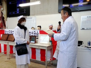 2025年12月5日(金)　黒田庄和牛婦人部枝肉共励会　名誉賞牛出品者の表彰（JAみのり・竹内代表理事組合長）