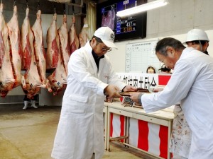 2025年12月5日(金)　黒田庄和牛婦人部枝肉共励会　名誉賞牛購買者の表彰（JAみのり・竹内代表理事組合長）