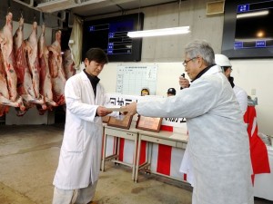 最優秀賞牛出品者の表彰(神戸肉流通推進協議会・谷元事務局長) 2026年3月13日(金) 神戸肉枝肉共励会 最優秀賞牛出品者の表彰(神戸肉流通推進協議会・谷元事務局長)