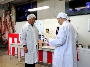 2026年4月3日(金)　令和８年度 神戸牛枝肉共励会　最優秀賞牛出品者の表彰（全農兵庫県本部・桐山副本部長）