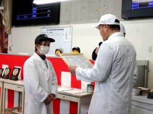 2026年4月10日金)　公益財団法人加古川食肉公社牛枝肉共励会　黒毛和種の部 最優秀賞牛出品者の表彰（加古川食肉公社・大浦理事長）