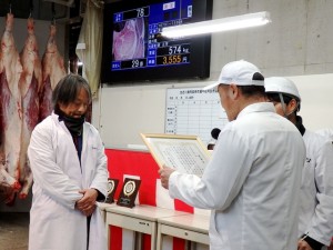 2026年4月10日金)　公益財団法人加古川食肉公社牛枝肉共励会　黒毛和種の部 最優秀賞牛購買者の表彰（加古川食肉公社・大浦理事長）