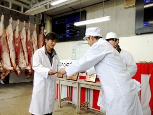 2026年4月24日(金)　たじま牛枝肉共励会　最優秀賞牛出品者の表彰（兵庫県肉用牛肥育協議会・田中副会長）