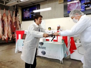 2026年6月19日(金)　JA全農くみあい飼料㈱西日本枝肉共励会　和牛の部・最優秀賞牛購買者の表彰（JA全農くみあい飼料㈱常務取締役 西日本事業本部 廣岡本部長）