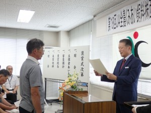 2026年6月19日(金)　JA全農くみあい飼料㈱西日本枝肉共励会　JA全農くみあい飼料㈱西日本事業本部賞　和牛の部 最優秀賞の表彰（JA全農くみあい飼料㈱常務取締役 西日本事業本部 廣岡本部長）