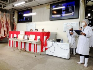 2026年6月26日(金)　第37回 加古川市牛枝肉共励会　セリ前　加古川市産業経済部・上田部長あいさつ