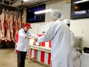 2026年6月26日(金)　第37回 加古川市牛枝肉共励会　最優秀賞牛出品者の表彰(加古川市産業経済部・上田部長）