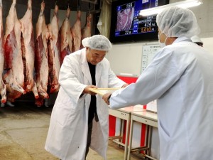 2026年6月26日(金)　第37回 加古川市牛枝肉共励会　最優秀賞牛購買者の表彰(加古川市産業経済部・上田部長）