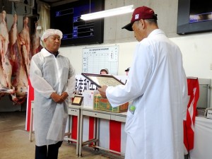 2026年7月3日(金)　淡路産和牛枝肉共励会　最優秀賞牛出品者の表彰（淡路畜産農業協同組合連合会・乙井代表理事副会長）