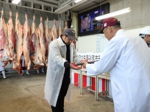 2026年7月3日(金)　淡路産和牛枝肉共励会　最優秀賞牛購買者の表彰（淡路畜産農業協同組合連合会・乙井代表理事副会長）