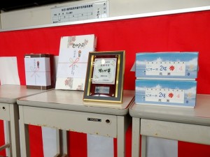 2026年7月7日(火)　観音寺市・三豊市牛枝肉共励会　セリ場　入賞牛購買者への記念品と楯