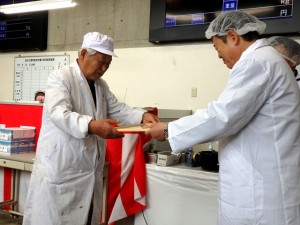 2026年7月7日(火)　観音寺市・三豊市牛枝肉共励会　最優秀賞牛出品者の表彰（観音寺市三豊市牛枝肉共励会推進協議会会長・観音寺市 佐伯市長）