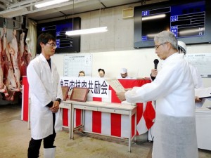 2026年7月10日(金)　神戸肉枝肉共励会　最優秀賞牛出品者の表彰（神戸肉流通推進協議会事務局・谷元事務局長）
