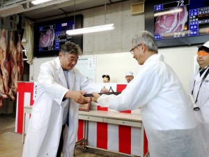 2026年7月10日(金)　神戸肉枝肉共励会　最優秀賞牛購買者の表彰（神戸肉流通推進協議会事務局・谷元事務局長）