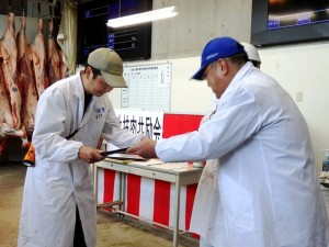 2026年7月24日(金)　夏季加古川中畜牛枝肉共励会　黒毛和種の部 名誉賞牛出品者の表彰（加古川中央畜産荷受㈱・平井社長）