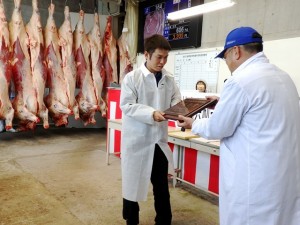 2026年7月24日(金)　夏季加古川中畜牛枝肉共励会　黒毛和種の部 名誉賞牛購買者の表彰（加古川中央畜産荷受㈱・平井社長）