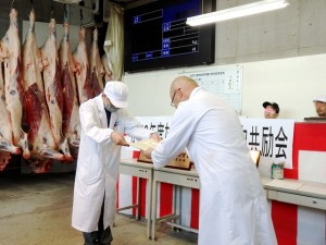 2026年8月21日(金)　たじま市場管内枝肉共励会　最優秀賞牛出品者の表彰（JAたじま 畜産部・杉岡部長）