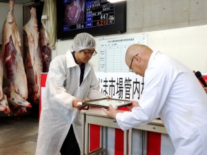 2026年8月21日(金)　たじま市場管内枝肉共励会　最優秀賞牛購買者の表彰（JAたじま 畜産部・杉岡部長）